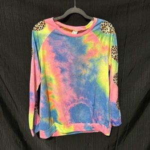 Sunshine and Rodeo tie dye with animal print heart on sleeve top / size M / H-13